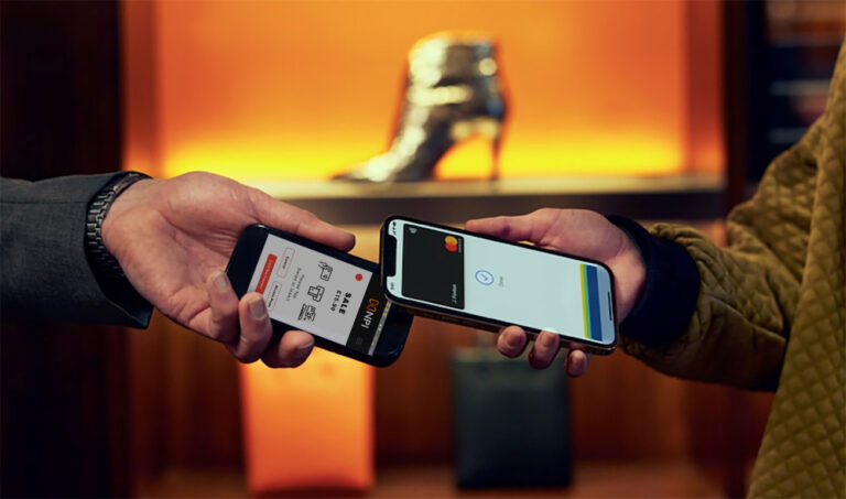 Person making contactless payment using CASTLES S1 MINI2 card machine cash vs card UK